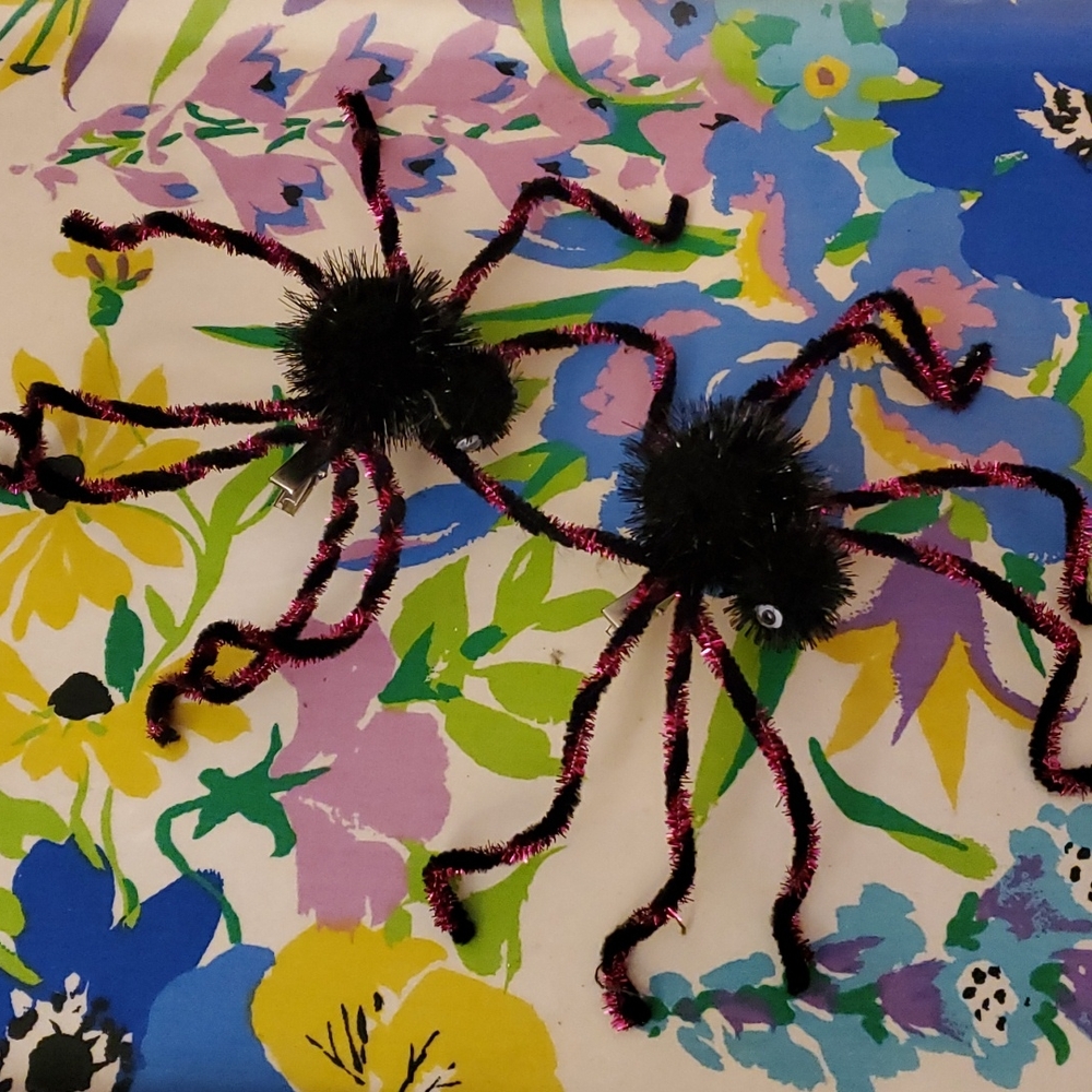Set of 2 bendable spider clips!